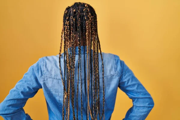 Femme Afro Américaine Avec Des Tresses Debout Sur Fond Jaune — Photo