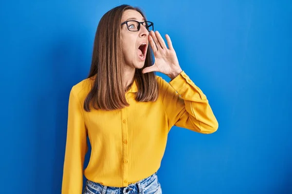 Young Woman Wearing Glasses Standing Blue Background Shouting Screaming Loud — Stock Photo, Image