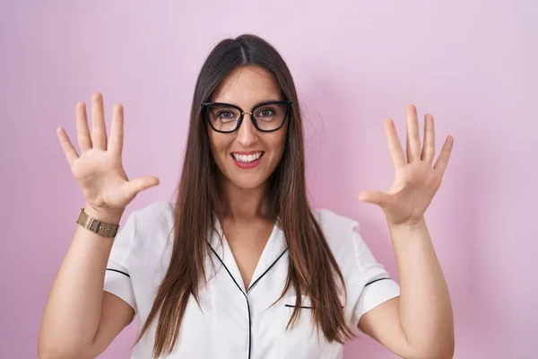 Mujer Morena Joven Con Gafas Pie Sobre Fondo Rosa Mostrando —  Fotos de Stock