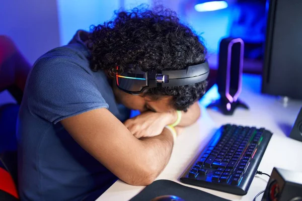 Молодой Латиноамериканец Стресс Помощью Компьютера Игровой Комнате — стоковое фото