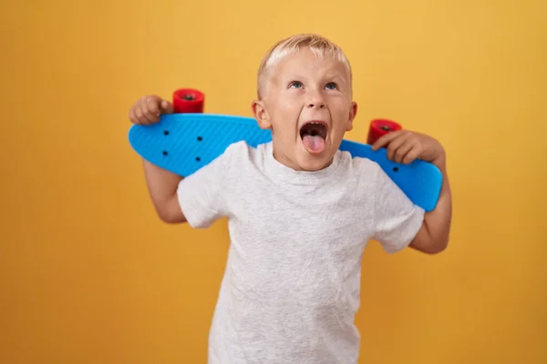 Pequeno Menino Caucasiano Segurando Skate Irritado Louco Gritando Frustrado Furioso — Fotografia de Stock