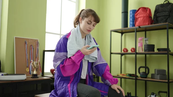 Young Caucasian Woman Doing Exercise Using Smartphone Sport Center — ストック写真