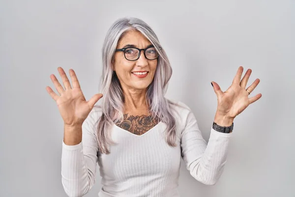 Middle Age Woman Grey Hair Standing White Background Showing Pointing — Stock Photo, Image