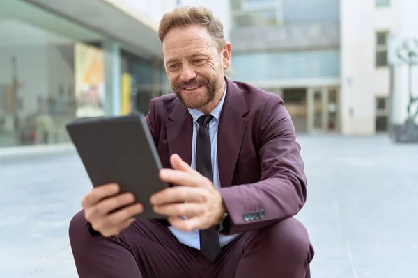 Homem Meia Idade Empresário Sorrindo Confiante Usando Touchpad Rua — Fotografia de Stock