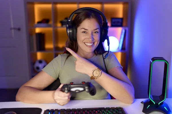 Όμορφη Μελαχρινή Γυναίκα Παίζει Βιντεοπαιχνίδια Φορώντας Ακουστικά Χαρούμενα Χαμόγελο Στο — Φωτογραφία Αρχείου