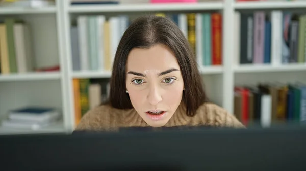아름다운 히스패닉 컴퓨터를 사용하여 대학교 교실에서 진지하게 표현하는 — 스톡 사진