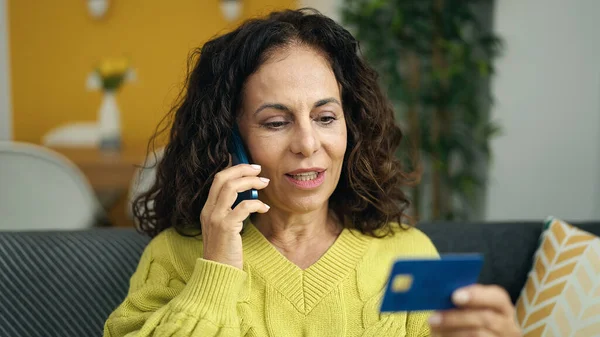 Mulher Hispânica Meia Idade Falando Smartphone Segurando Cartão Crédito Casa — Fotografia de Stock