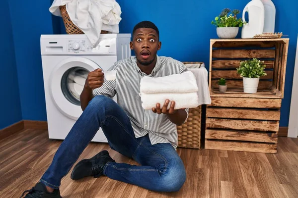 Africano Americano Homem Segurando Lavandaria Limpa Lavanderia Com Medo Chocado — Fotografia de Stock