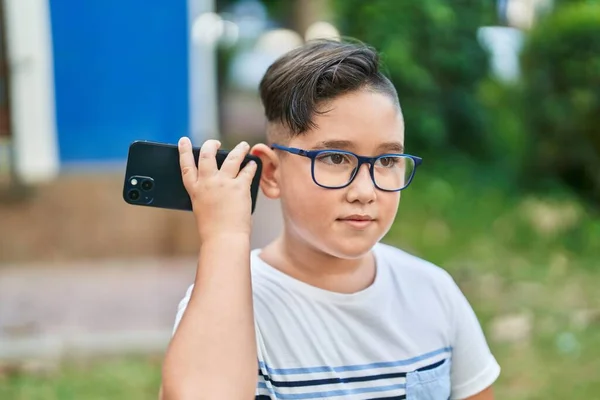 Sevimli Spanyol Çocuk Parkta Rahat Bir Ifadeyle Akıllı Telefondan Sesli — Stok fotoğraf