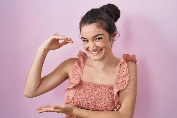 Junges Teenager Mädchen Das Über Rosa Hintergrund Steht Gestikuliert Mit — Stockfoto