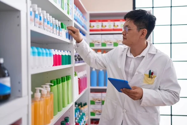 Young Chinese Man Pharmacist Using Touchpad Working Pharmacy — Stock Photo, Image