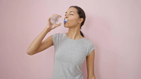 Joven Mujer Hispana Hermosa Usando Ropa Deportiva Agua Potable Sobre — Foto de Stock
