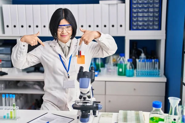 Young Asian Woman Working Scientist Laboratory Looking Confident Smile Face — Stock Photo, Image