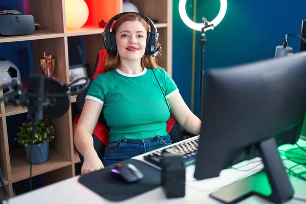 Young Redhead Woman Streamer Smiling Confident Sitting Table Gaming Room — Stock Photo, Image