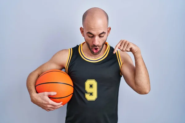 Pemuda Botak Dengan Jenggot Mengenakan Seragam Basket Memegang Bola Menunjuk — Stok Foto