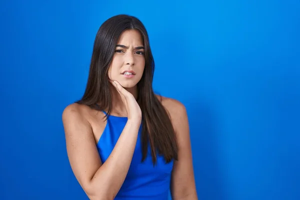 Hispanic Kvinna Står Över Blå Bakgrund Röra Munnen Med Handen — Stockfoto