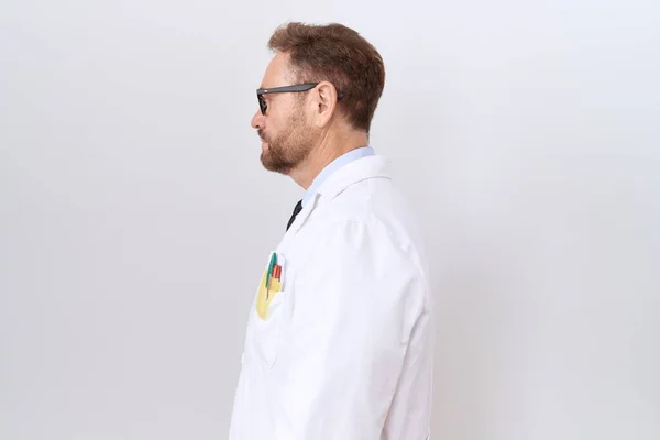 Μεσήλικας Γιατρός Άνδρας Γενειάδα Φορώντας Λευκό Παλτό Κοιτάζοντας Προς Πλάγια — Φωτογραφία Αρχείου