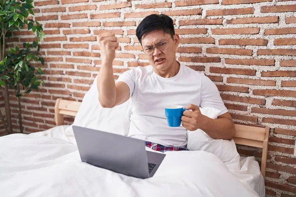 Jonge Aziatische Man Die Koffie Drinkt Zittend Het Bed Geïrriteerd — Stockfoto