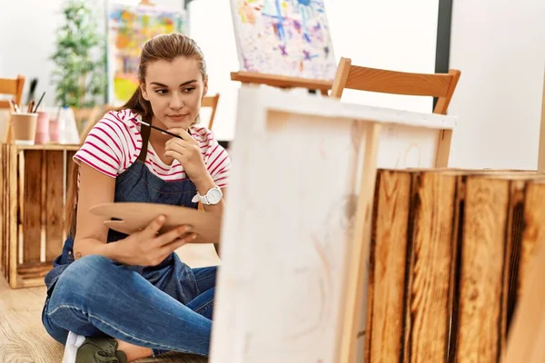 在艺术工作室里画画的年轻女人 — 图库照片
