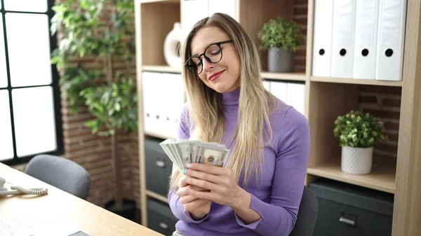 Young Blonde Woman Business Worker Counting Dollars Sitting Table Office — Fotografia de Stock