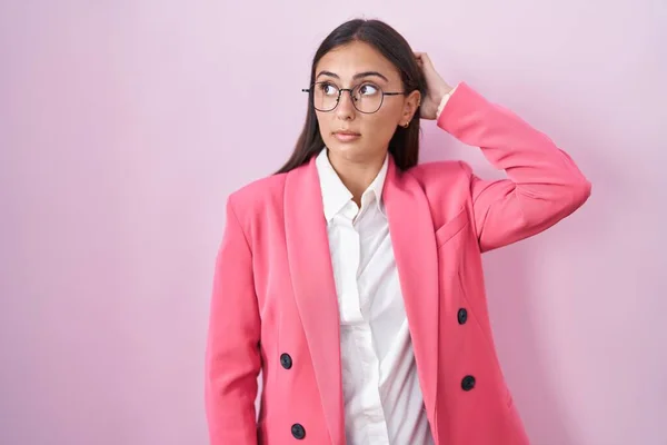 ビジネス服や眼鏡を身に着けている若いヒスパニック系の女性は混乱し 質問について疑問に思う 疑いもなく頭に手を置いて考える 包括的な概念は — ストック写真