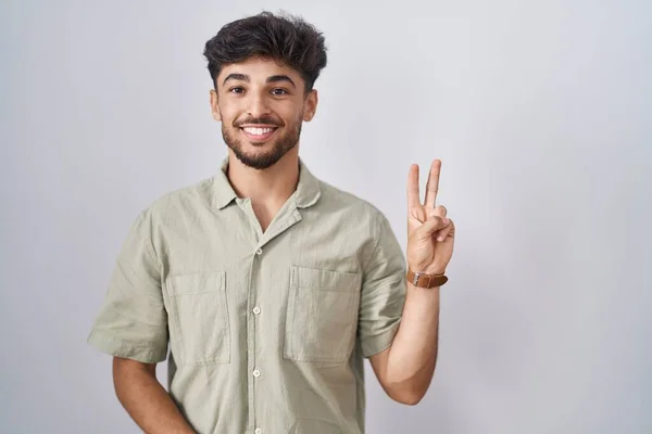 Araber Mit Bart Stehen Vor Weißem Hintergrund Und Lächeln Mit — Stockfoto