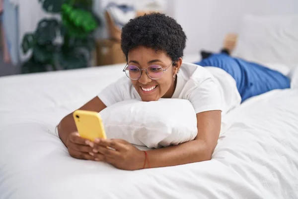 Африканская Американка Помощью Смартфона Лежит Кровати Спальне — стоковое фото