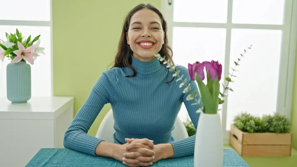 Jovem Bela Mulher Hispânica Sorrindo Confiante Sentado Mesa Casa — Fotografia de Stock