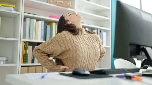 在大学教室里 年轻美丽的惊慌失措的女学生用电脑忍受背痛 — 图库照片