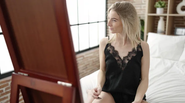 Joven Mujer Rubia Sonriendo Confiado Sentado Cama Buscando Sexy Espejo — Foto de Stock