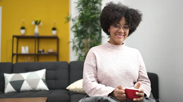 Mladá Africká Americká Žena Pije Čaj Sedí Pohovce Doma — Stock fotografie