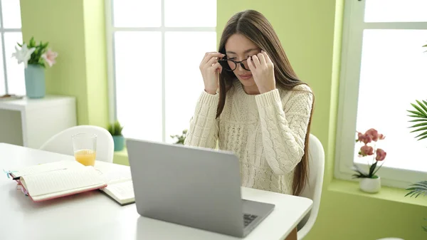 Jovem Bela Mulher Hispânica Estudante Usando Laptop Estudando Casa — Fotografia de Stock