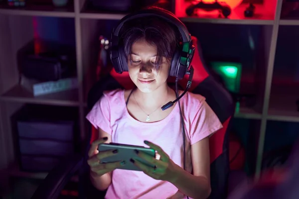 Adorable Hispanic Girl Streamer Playing Video Game Using Smartphone Gaming — Stock Photo, Image