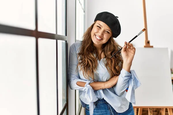 Jong Mooi Latino Vrouw Kunstenaar Holding Paintbrush Leunend Muur Kunst — Stockfoto