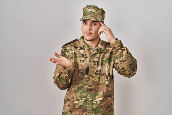 Jonge Arabier Man Draagt Camouflage Leger Uniform Verward Geïrriteerd Met — Stockfoto
