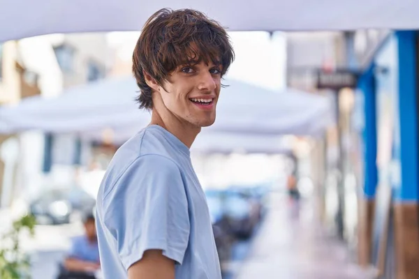 Νεαρός Ξανθός Άνδρας Χαμογελά Σίγουρος Στέκεται Στο Δρόμο — Φωτογραφία Αρχείου