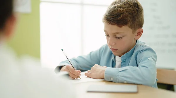 Adorável Caucasiano Menino Estudante Escrevendo Caderno Estudando Sala Aula — Fotografia de Stock