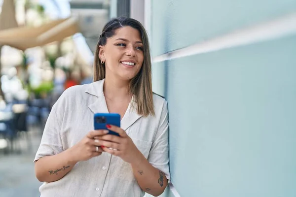 Молода Іспаномовна Жінка Посміхається Впевнено Використовуючи Смартфон Вулиці — стокове фото