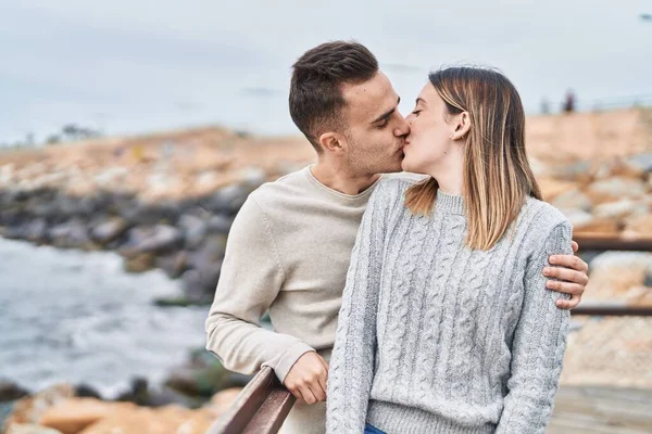 Man Woman Couple Hugging Each Other Kissing Seaside — Photo