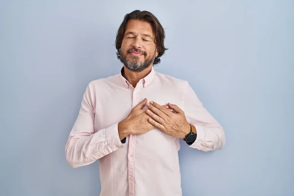 上品なシャツを着たハンサムな中年男性が目を閉じて胸の上で手で笑顔と顔に感謝のジェスチャー 健康の概念 — ストック写真