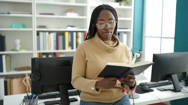 Afrikaanse Vrouw Die Een Boek Leest Aan Bibliotheek Universiteit — Stockfoto