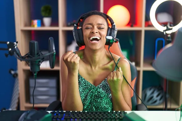 Mujer Afroamericana Jugando Videojuegos Muy Feliz Emocionada Haciendo Gesto Ganador —  Fotos de Stock