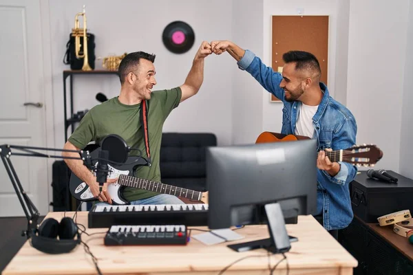 Dois Músicos Homens Sorrindo Punhos Confiantes Estúdio Música — Fotografia de Stock