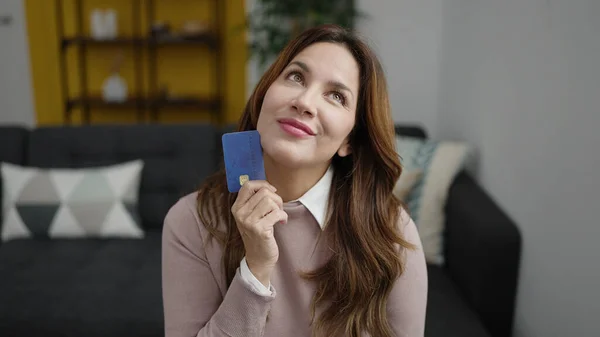 Young Beautiful Hispanic Woman Holding Credit Card Sitting Sofa Home — Stock Photo, Image
