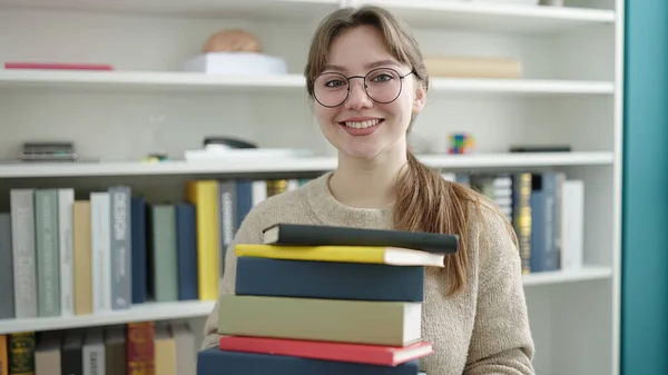 Giovane Studentessa Bionda Sorridente Fiducioso Possesso Libri Presso Università Biblioteca — Foto Stock