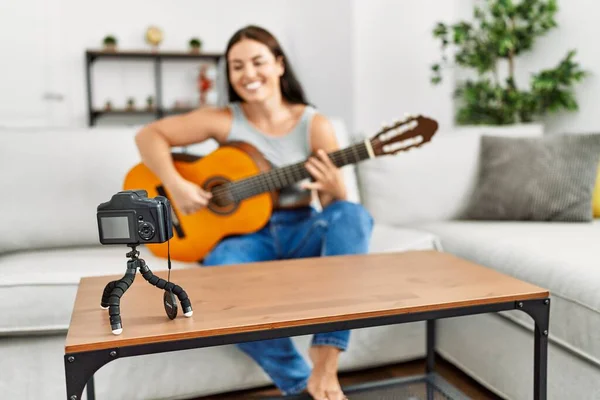 年轻美丽的惊慌失措的女人在家里弹奏古典吉他录音录像 — 图库照片