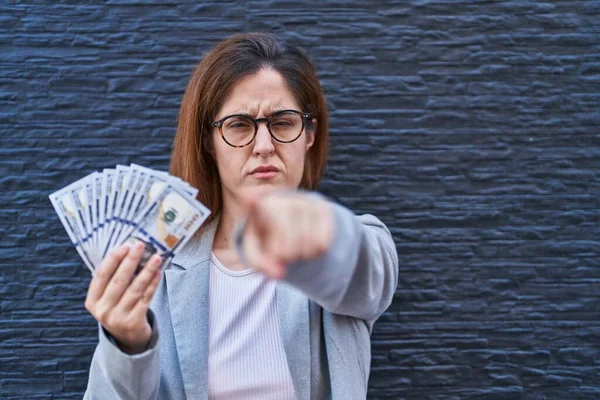 Brünette Frau Mit Dollars Die Mit Dem Finger Die Kamera — Stockfoto