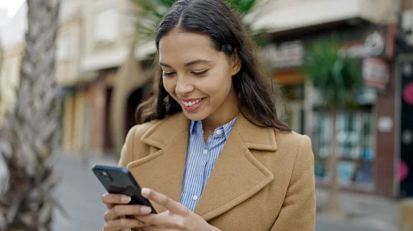 Молода Красива Іспаномовна Жінка Використовує Смартфон Посміхаючись Вулиці — стокове фото
