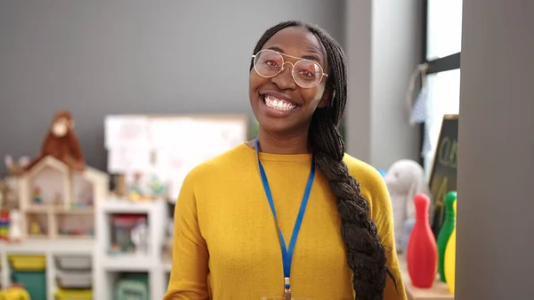 幼稚園で笑顔の先生として働くアフリカ人女性 — ストック写真