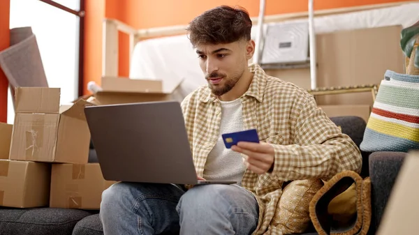 Ung Arabiska Man Med Bärbar Dator Och Kreditkort Sitter Soffan — Stockfoto